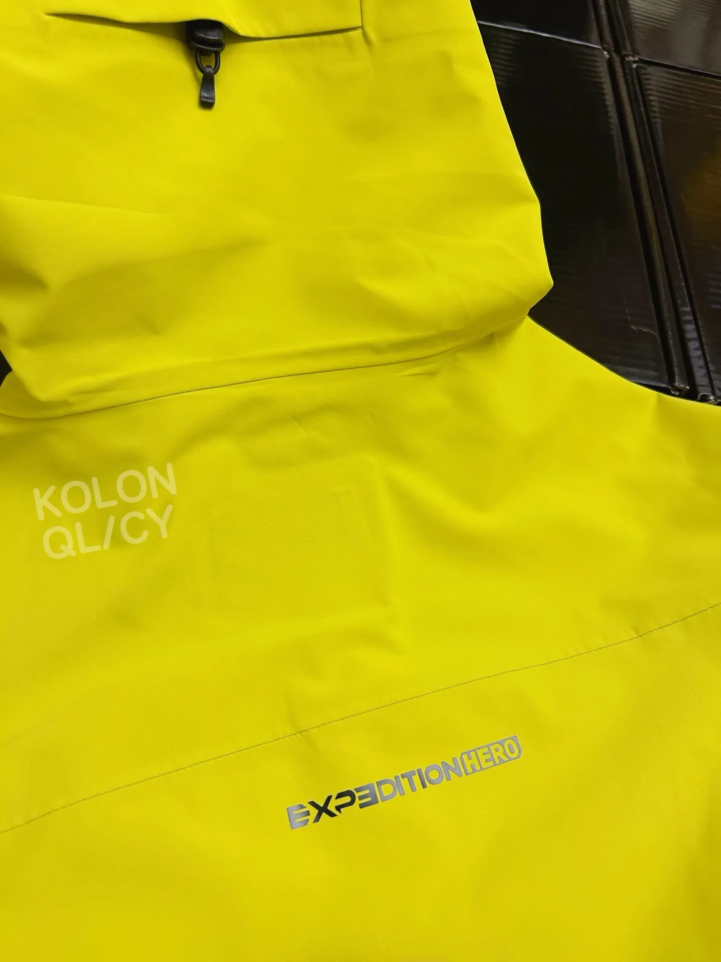 G 20 Kolon HERO Gore-Tex 3L Pro Jacket Who knows? The outdoor girl's natural jacket has been welded to death by Kolon. The lime yellow color can be worn directly on the body of Kasuga Yamano. It is so white that it glows, and there is no need to add a filter when taking photos! Gore-Tex 3L Pro hardcore buff is full, rainstorm-level waterproof + fully windproof, suitable for hiking and urban commuting. The three-layer structure is breathable and does not make you sweat, and you can stay dry even during high-intensity exercise. The soft texture is not stiff at all. Three-dimensional tailoring specially made for girls, slimming but not bloated, welding the sense of outdoor functionality and daily wear A hard-shell ceiling that can be used for travel in all seasons, from snow-capped mountains to cities, with both beauty and strength! Professional player certification! Kolon HEROSeries is the correct way to open a hard-shell jacket. Gore-Tex 3L Pro fabric, 28000mm+ waterproof pressure, RET value ≤ 6, can withstand wind and rain in extreme environments. 9 billion microporous structure, completely waterproof and efficient perspiration, say goodbye to sweat and stickiness. Tear-resistant reinforced technology, Wear-Resistant, can hold up to mountaineering, rock climbing, and long-distance hiking. Adjustable hood + Velcro cuffs, full of details, all-round temperature locking and no wind. Highly saturated lime color, highly recognizable in the mountains, safe and outstanding. A performance model for professional outdoor people with eyes closed, a piece of hardcore equipment that has been worn for ten years 1 Lime enters the mountains and can block all wind and rain🌿 Kolon HERO Gore-Tex 3L Pro, a ceiling of security for girls outdoors 2 Appearance and strength coexist! Kolon professional hard shell, wear the bright colors of spring on your body, rain or shine 3 Gore-Tex Pro hard-core blessing, Kolon HERO jacket, from the city to the mountains, just one piece is enough 4 White lime yellow, professional-level protection, Kolon women's jacket, the natural jersey for outdoor girls 5 Three-layer technology, breathable and not sweaty, Kolon HERO gives you all-day comfort and protection 🎬 Short video oral version (suitable for Douyin/Video account) "Outdoor girl, look here! This Kolon HERO Gore-Tex 3L Pro jacket really won me over! First of all, this lime yellow color is really bright! Go hiking and camping in the spring, take photos and take pictures directly, and it is very recognizable in the mountains! Looking at the performance, Gore-Tex 3L Pro top fabric, rainstorm level waterproof, no wind at all on windy days, even in extreme weather, it is stable. Moreover, the three-layer structure is super breathable, and it will not make you sweat during high-intensity hiking. The soft texture is not as stiff as traditional hard shells. ✅ Top-grade fabrics, hard-core protection. It uses Gore-Tex 3L Pro professional outdoor fabric, 28000mm+ rainstorm level waterproof, fully windproof design, 9 billion micro-hole structure and efficient breathability, completely blocking rainwater penetration, while quickly evacuating sweat, achieving a dynamic balance of waterproofing and breathability, and coping with extreme outdoor environments. ✅ Comfortable tailoring, specially designed for women. Ergonomic three-dimensional tailoring, fit Asian women's body shape, slim but not bloated, soft, comfortable and not stiff, taking into account outdoor functionality and daily wear, saying goodbye to the bulky feeling of hard shells ✅ Full of details, adaptable to all scenes. Adjustable hood design, suitable for helmets; Velcro cuffs, windproof and temperature-locking; waterproof zipper pockets for safe storage; Wear-Resistant fabric splicing to improve durability and meet the needs of all scenarios such as mountaineering, hiking, camping, and commuting. ✅ High-saturation bright colors for safe release. High-saturation lime color is highly recognizable in the mountains, improving outdoor safety while showing whiteness and refreshing, making it easy to create an outdoor fashion sense. Professional outdoor, start with a Kolon HERO. 💡 Supplementary Tips • You can adjust the focus according to the usage scenario: daily wear emphasizes appearance, whitening, and commuting; professional outdoor emphasizes Gore-Tex performance, protection, and durability. Color: Black, Orange, Dark Green, and Dark Gray.